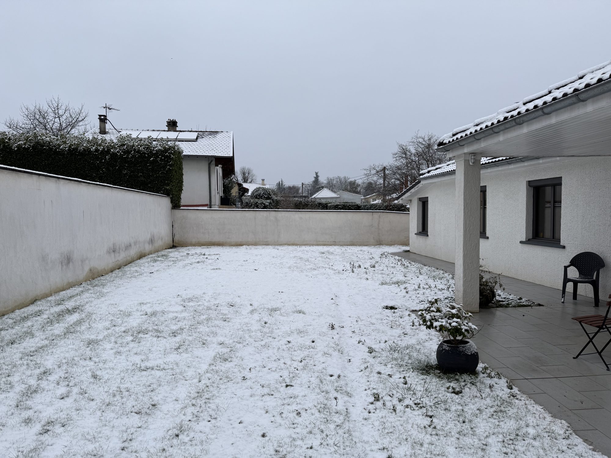 Jardin à Jonage sous la neige, avant le début de la construction de la piscine