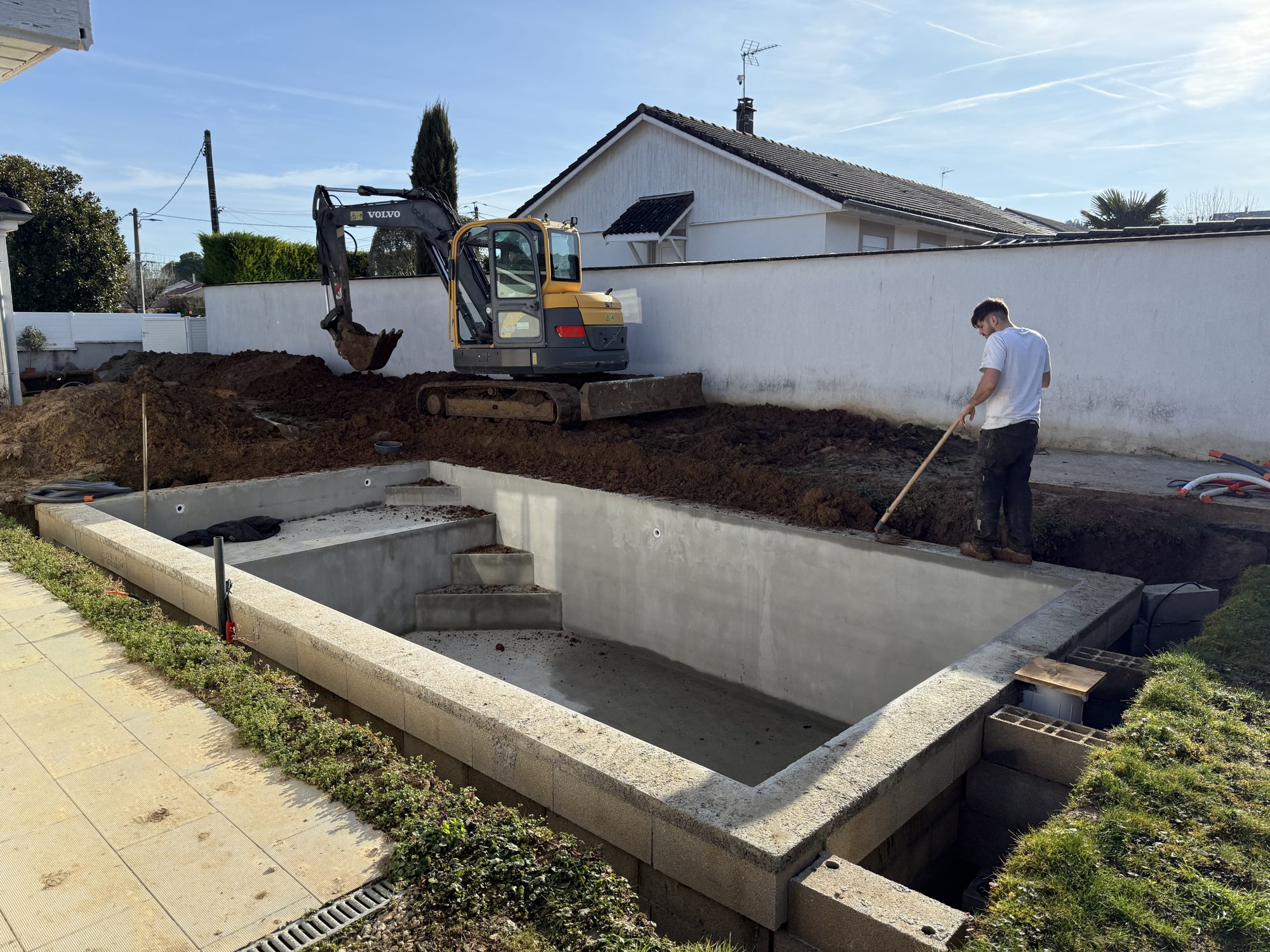 Bassin maçonné avec son escalier intégré, pendant la construction de la piscine à Jonage