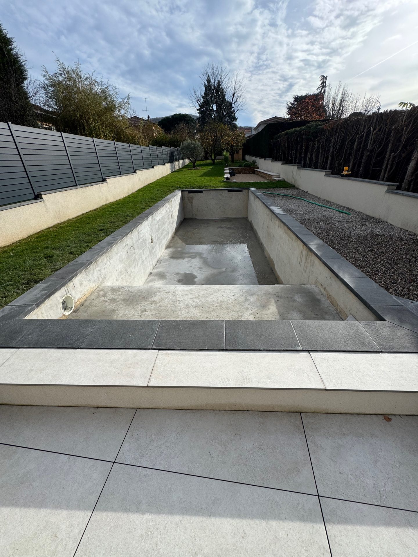 Rénovation de piscine en cours : bassin vidé et préparé avant le nouveau revêtement